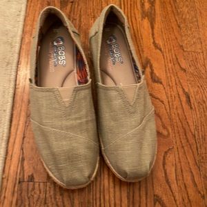 Darkish Natural/Beige Bob’s platform espadrilles 1 1/4” w/memory foam soles NEW